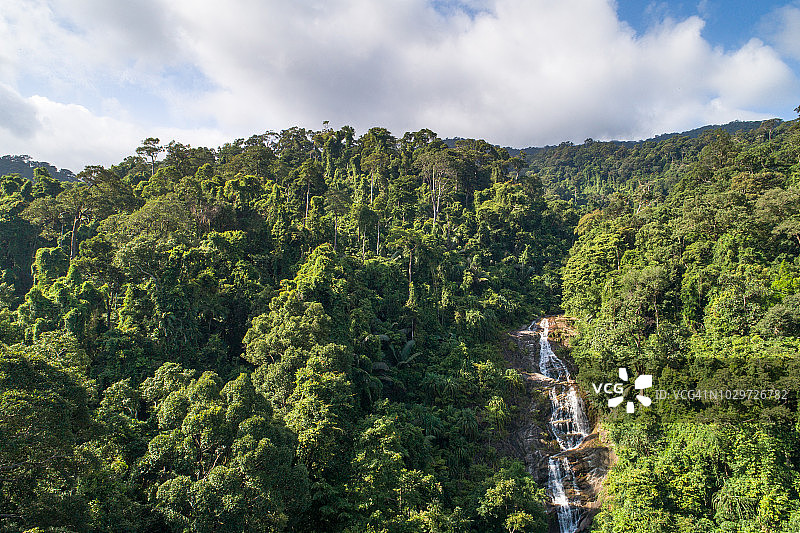 航拍泰国南部的热带森林和瀑布图片素材