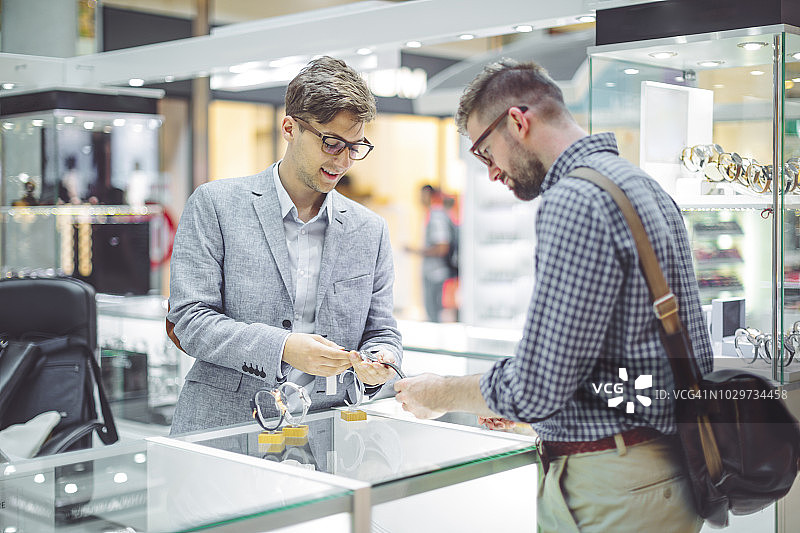 年轻男人正在购买手表图片素材
