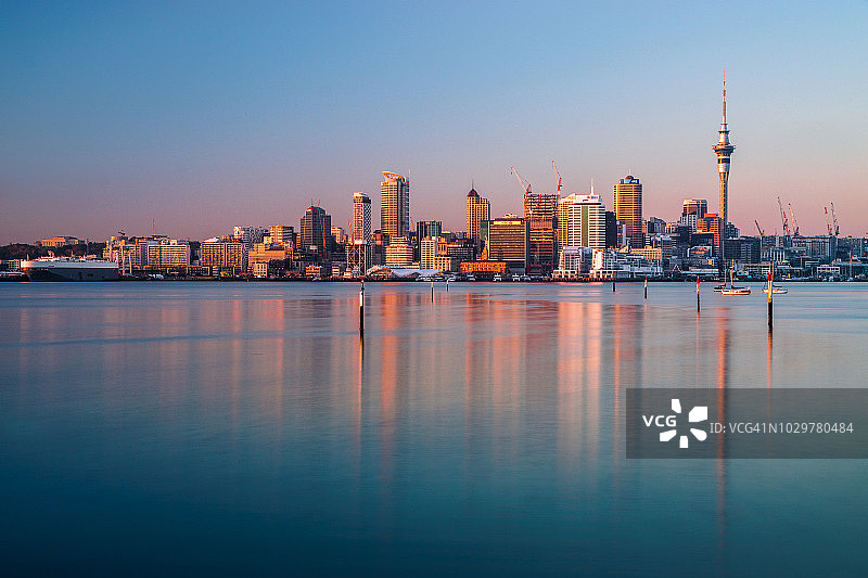 从北岸眺望新西兰奥克兰海港和市中心建筑图片素材