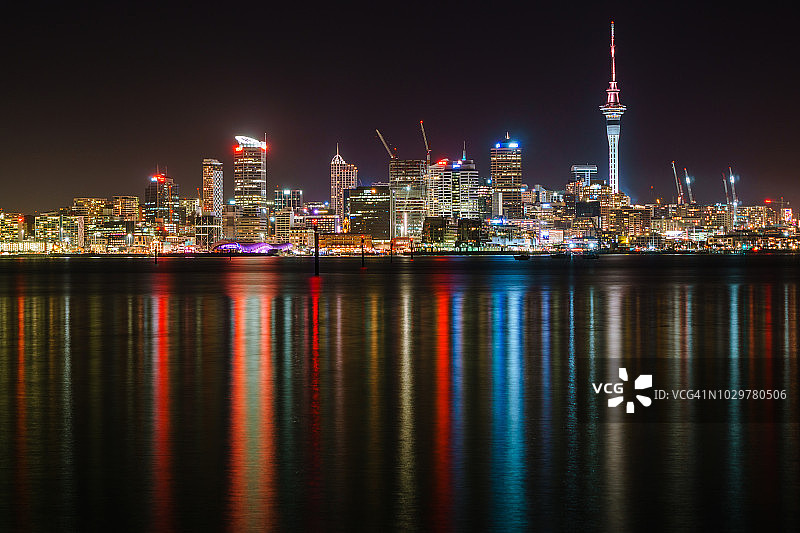 从北岸眺望新西兰奥克兰海港和市中心建筑图片素材