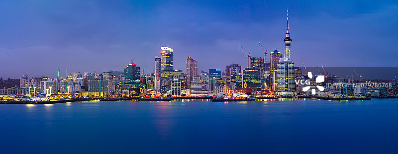 从北岸眺望新西兰奥克兰海港和市中心建筑图片素材