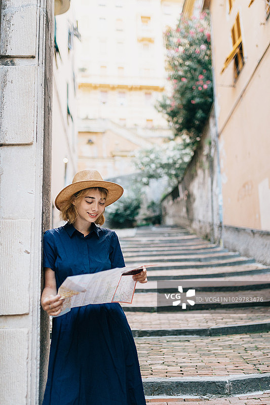 手持地图的年轻女游客图片素材