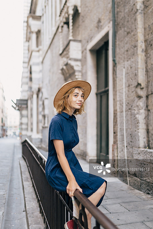 在热那亚休息的年轻女人图片素材