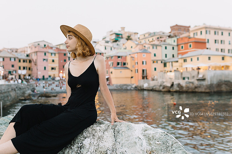 在热那亚休息的年轻女游客图片素材