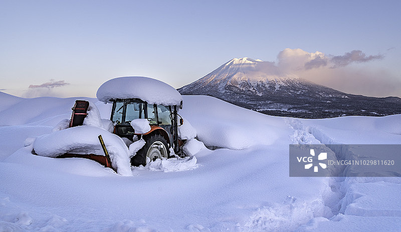 羊蹄山火山前的雪地拖拉机图片素材