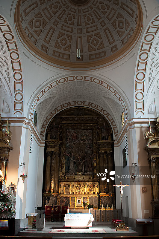 圣特雷莎教堂后殿的穹顶和祭坛图片素材