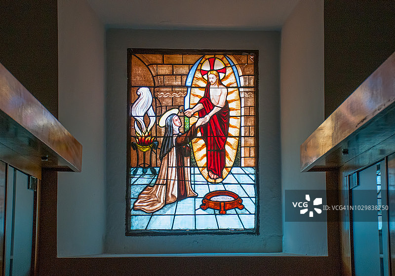 圣特雷莎教堂的彩色玻璃窗图片素材