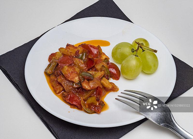 地中海美食 - 辣椒、洋葱、番茄和葡萄图片素材