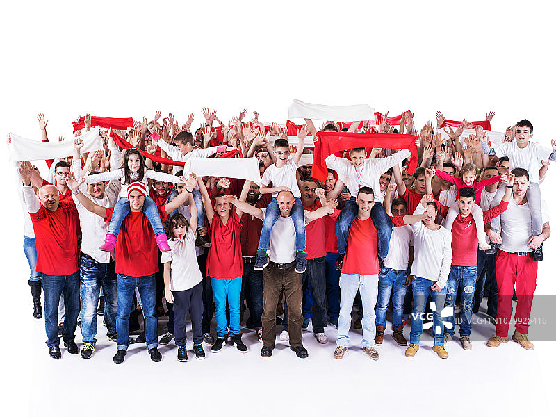 一群欢呼雀跃的体育迷看着镜头图片素材