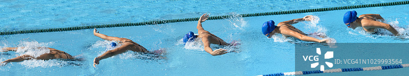 年轻女游泳运动员蝶泳的多重影像图片素材