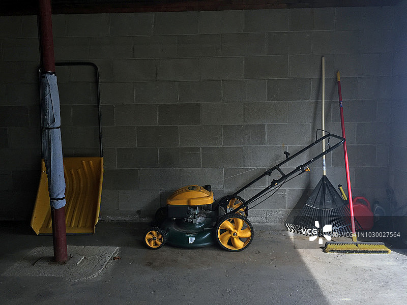 车库里的割草机和其他工具图片素材