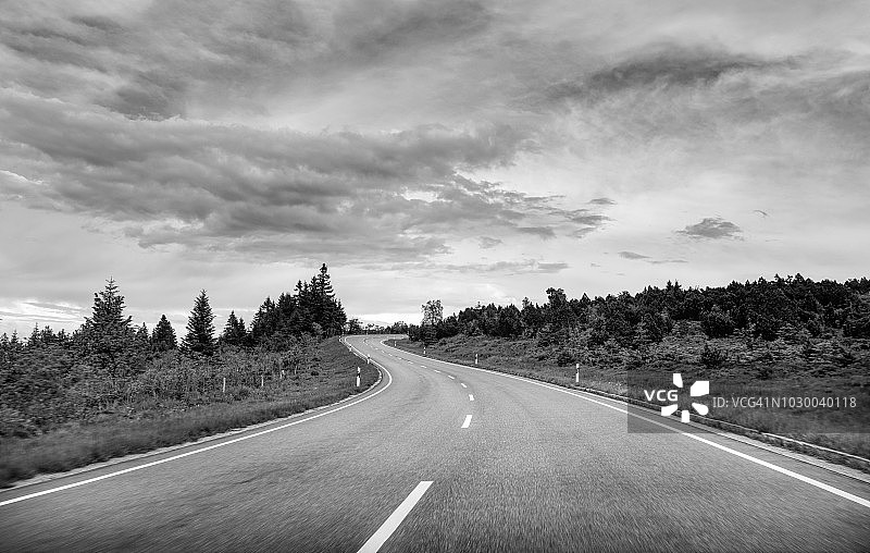 沿弯曲的道路行驶图片素材