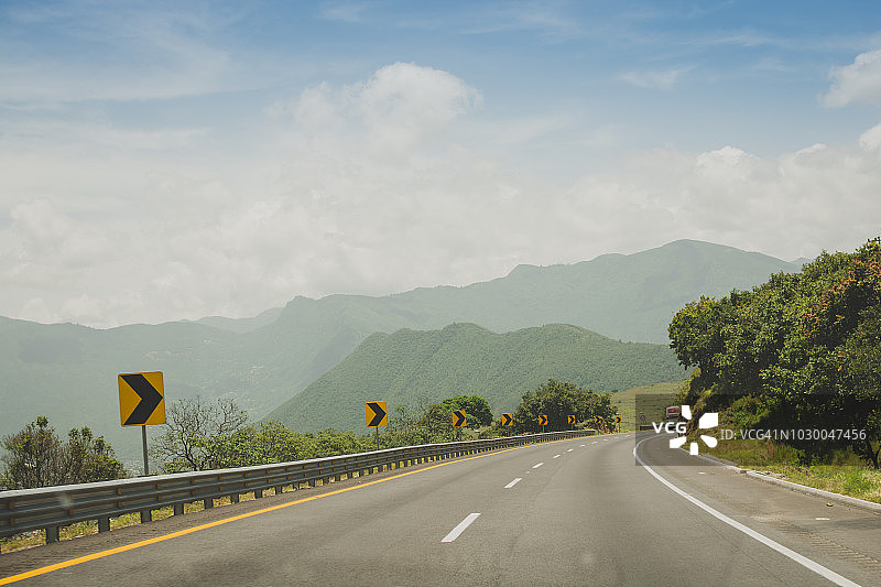 通往墨西哥韦拉克鲁斯的高速公路弯道图片素材