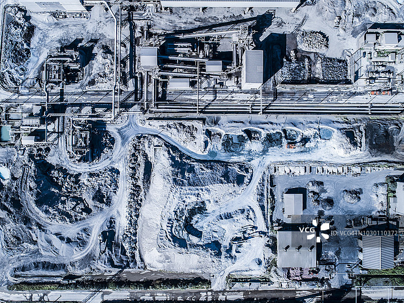 工厂里的工业起重机和沙山图片素材