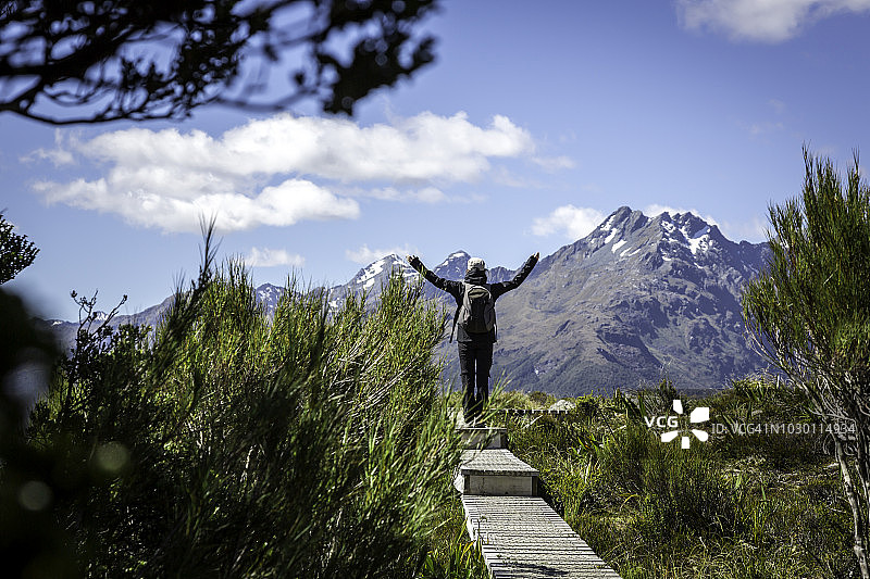 在基伊峰顶瞭望台小路上行走的女人图片素材