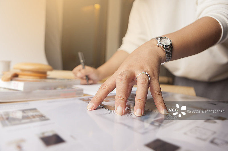 男建筑师在办公桌上绘制蓝图的手部特写图片素材