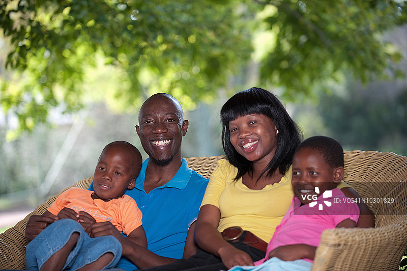 全家与儿童在南非豪登省约翰内斯堡户外合影图片素材