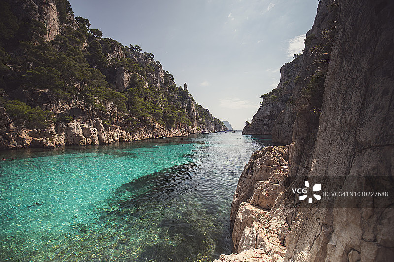 山脉间碧绿水的美丽海滩图片素材