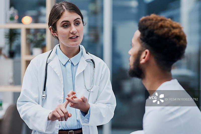 为她的病人解释病情图片素材