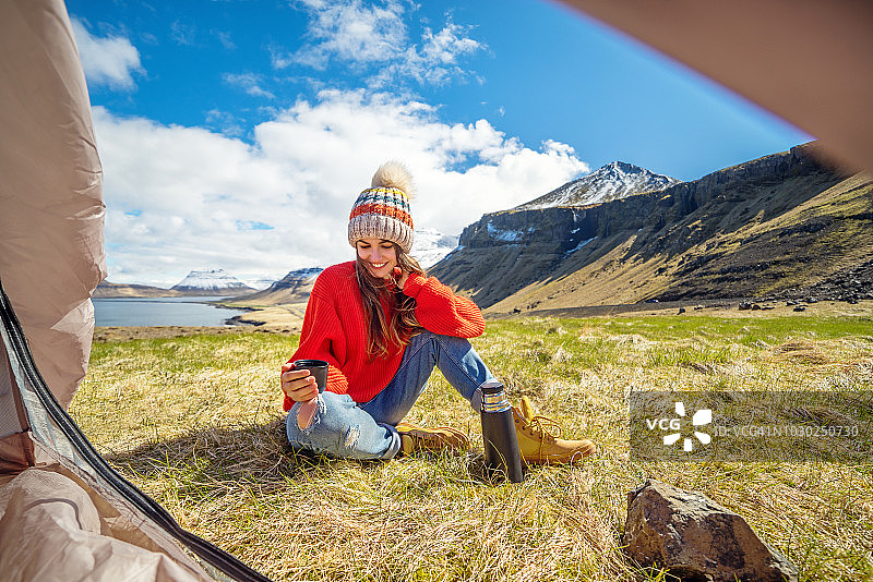 在冰岛海边露营的年轻女人图片素材