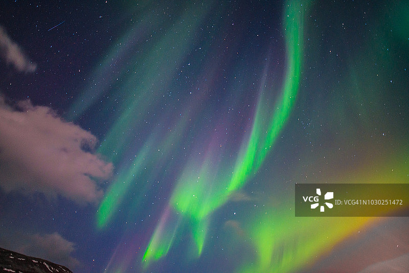 星空下美丽的北极光图片素材
