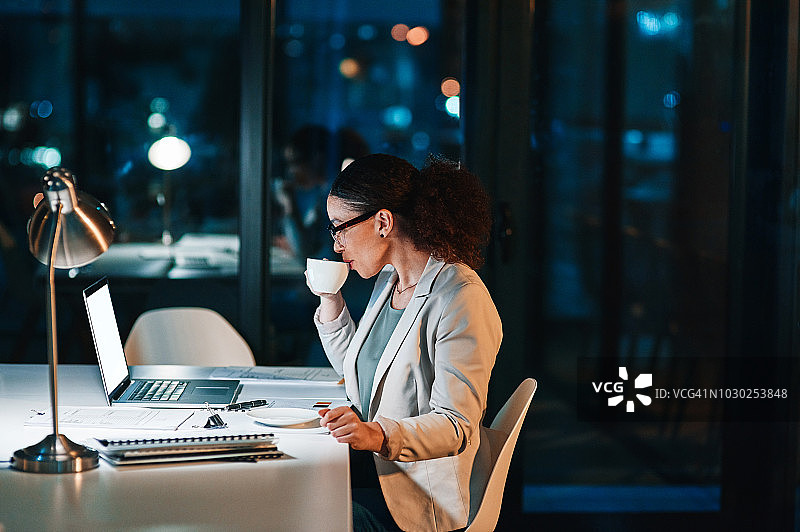 咖啡让她充满活力图片素材