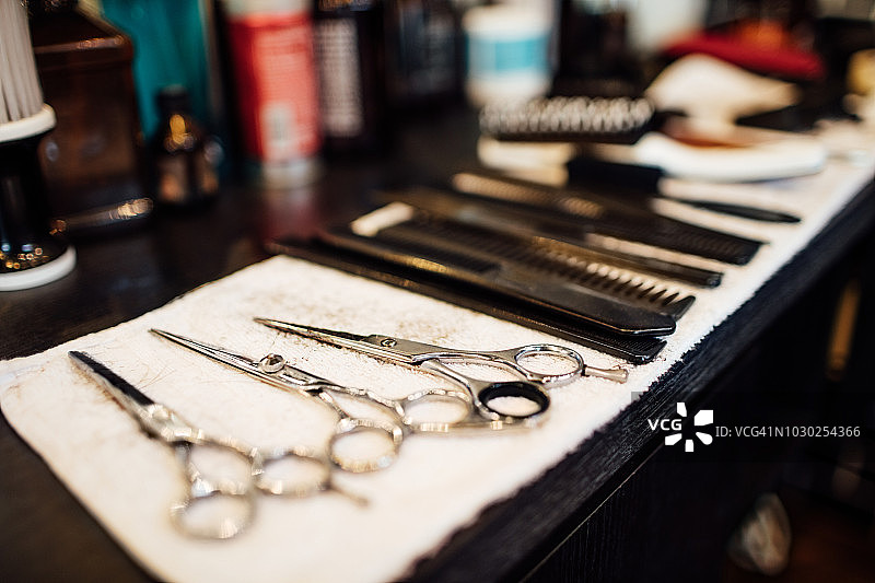 理发店餐巾上的剪刀和梳子图片素材