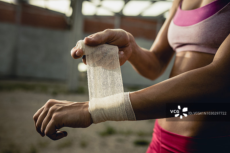 运动员包扎手腕特写图片素材