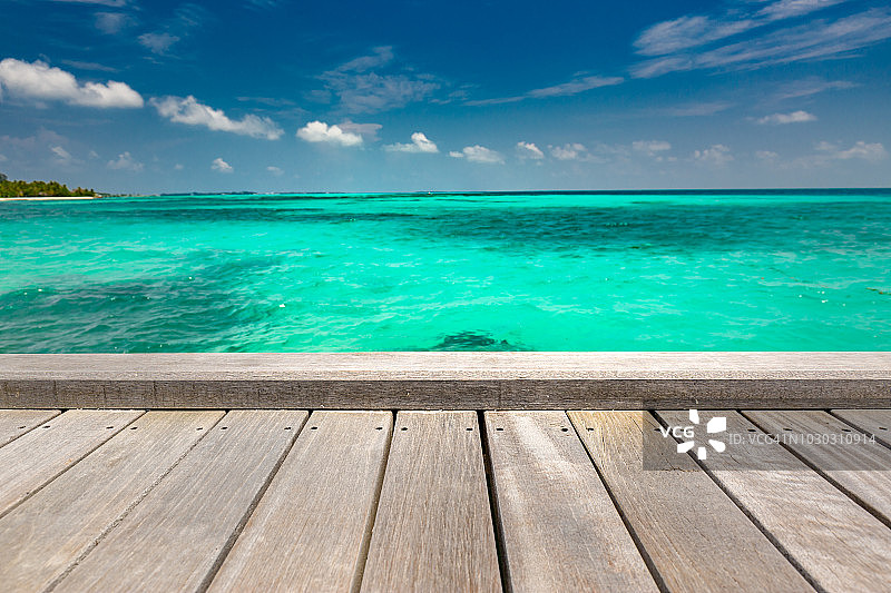 木制码头海景banner或网站模板：热带岛屿海滩风光图片素材