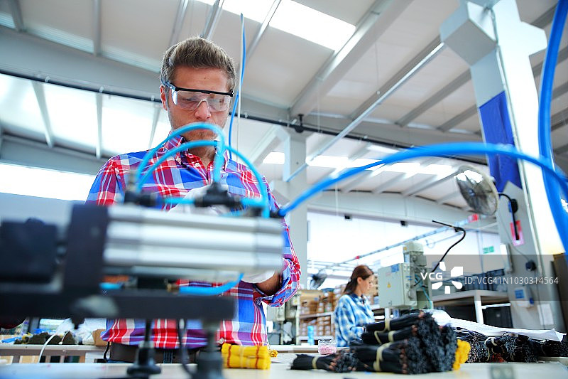 在工厂工作的手工工人图片素材