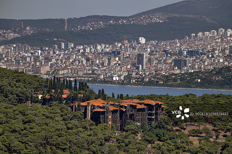 比于卡达岛Agia Giorgi山顶看到的19世纪末的古希腊孤儿院建筑图片素材