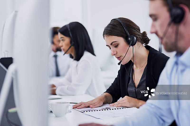 她会追根究底图片素材