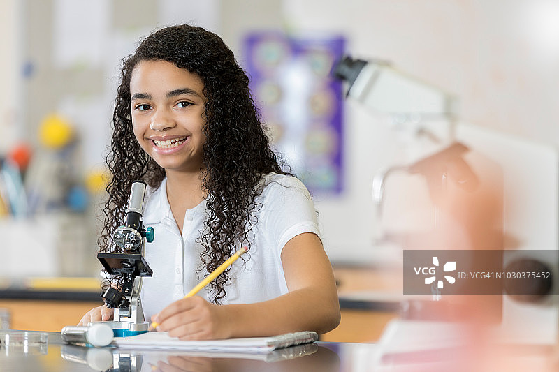 自信的理工科学校学生图片素材