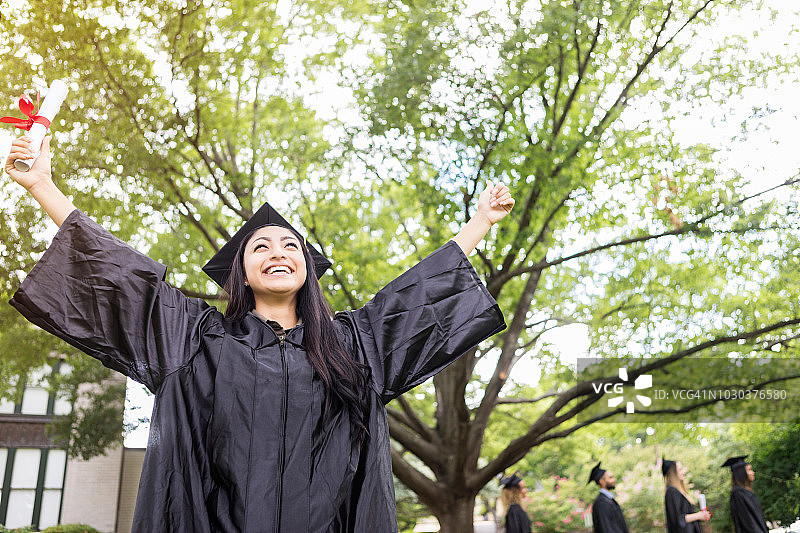 兴奋的女大学毕业生图片素材
