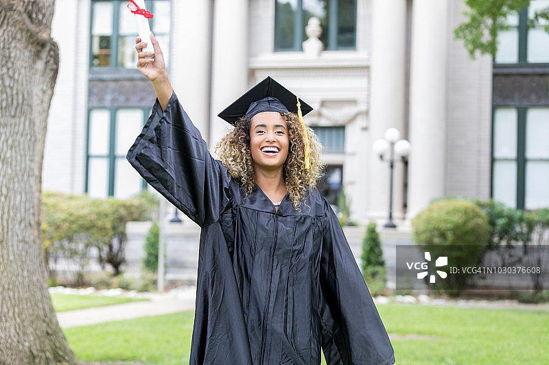 快乐的女大学生毕业图片素材