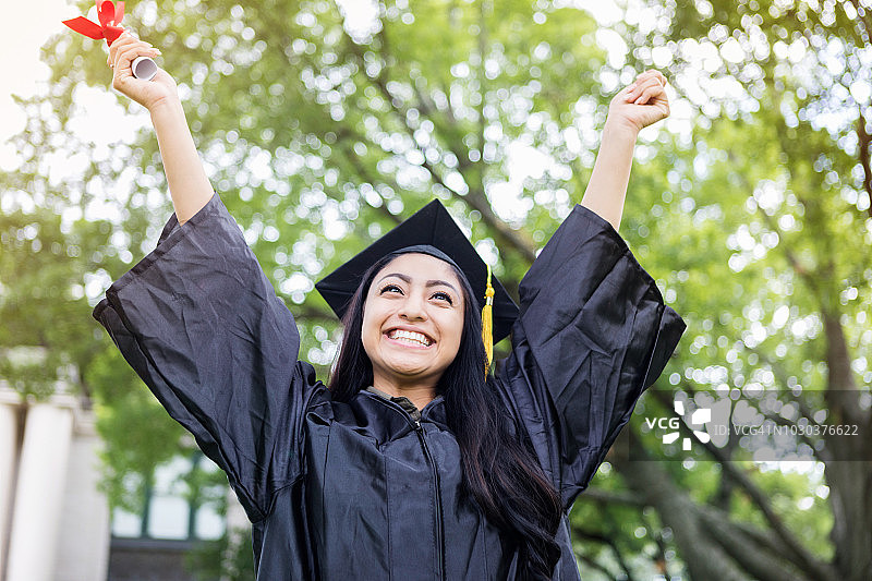 兴奋的女人庆祝大学毕业图片素材