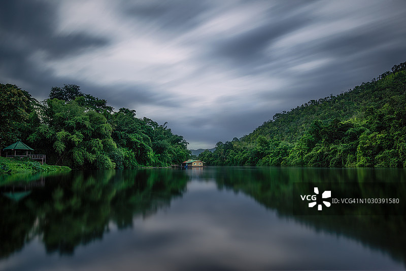 伊拉旺国家公园的漂浮房屋图片素材