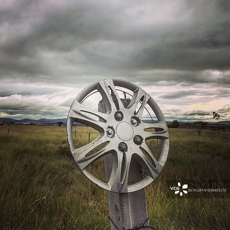 柱子上的车轮轮毂图片素材