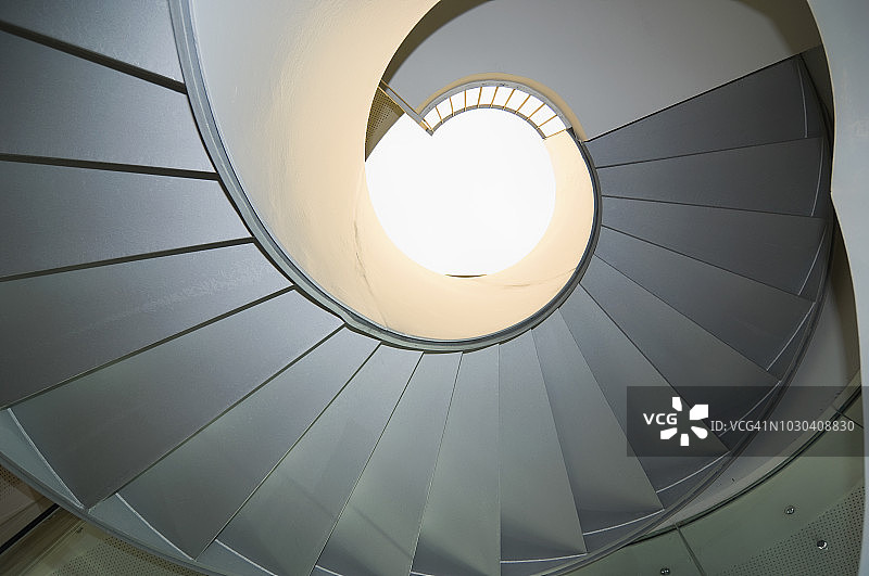 仰视奥地利上方的螺旋楼梯图片素材