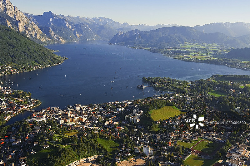 奥地利特劳恩湖和格蒙登镇航拍视角图片素材