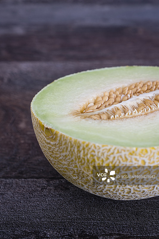 深色木纹背景上的哈密瓜图片素材