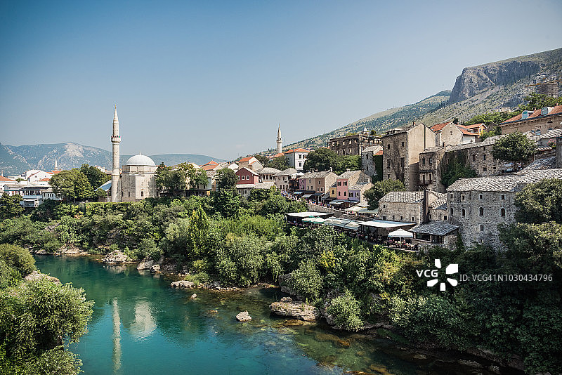 波斯尼亚和黑塞哥维那莫斯塔尔老城、卡拉戈兹贝伊清真寺和内雷特瓦河清澈的河水图片素材