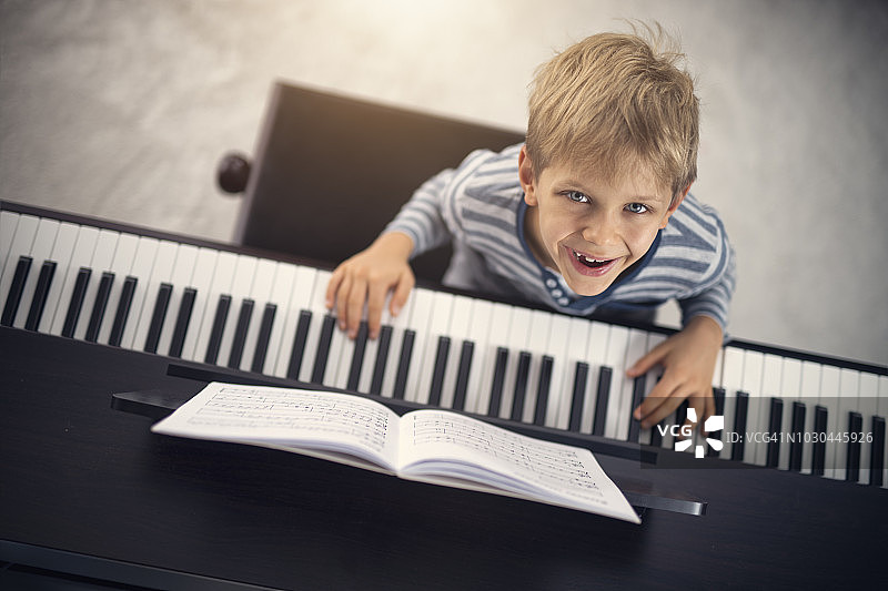 享受学习钢琴的小男孩图片素材