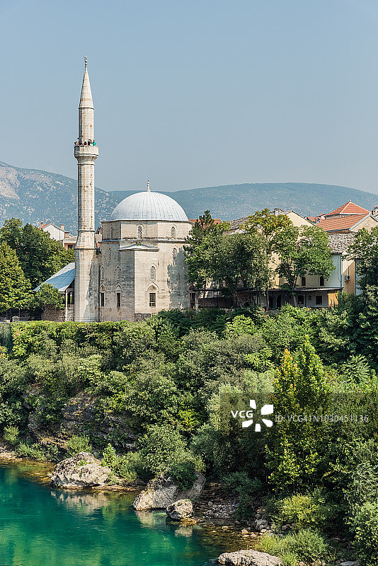 波斯尼亚和黑塞哥维那莫斯塔尔的卡拉戈兹贝伊清真寺沿内雷特瓦原始河图片素材