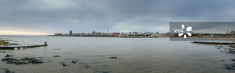 乌拉圭蒙得维的亚天际线和拉米雷斯海滩景色图片素材