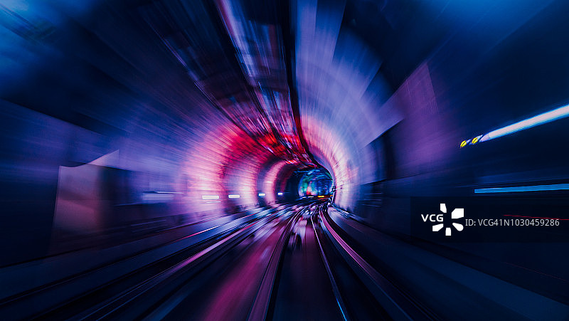 穿过灯火通明的隧道图片素材