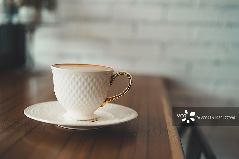 木桌上的热咖啡杯摄影图片素材