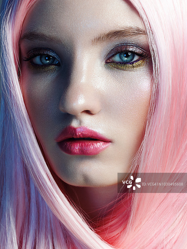 美丽粉色头发的女人图片素材