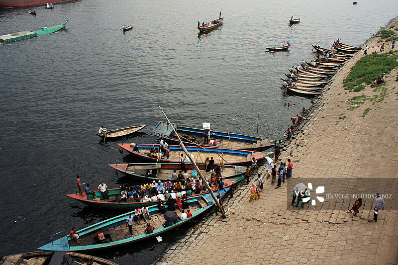 孟加拉国达卡，巴布巴扎大桥旁的客船图片素材