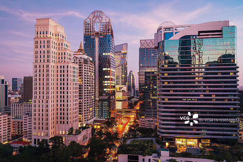 泰国曼谷日落时分的现代摩天大楼城市景观图片素材